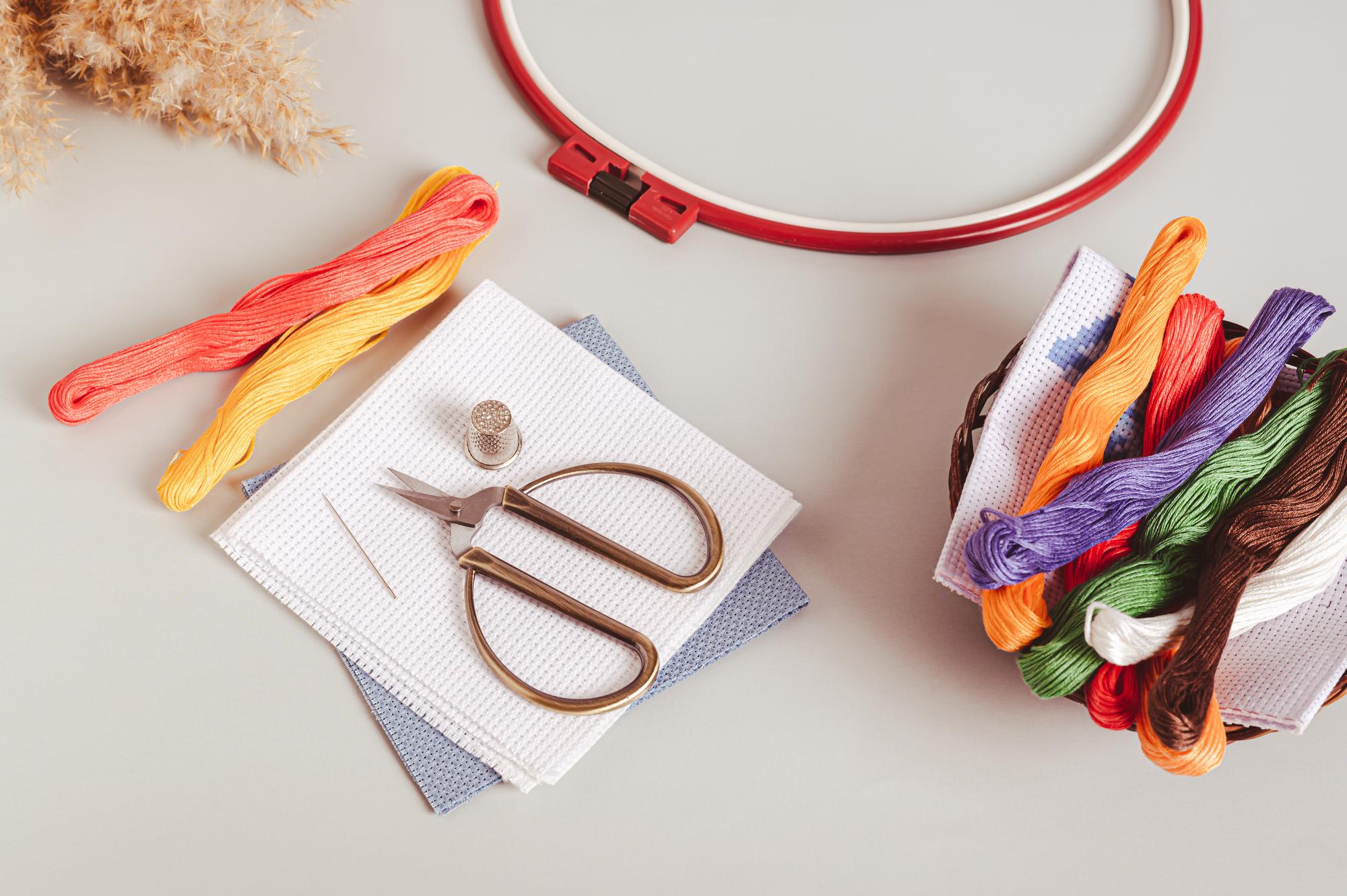 Colecție de materiale de broderie aranjate